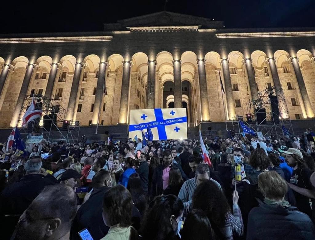 საქართველოს პარლამენტთან უკრაინის მხარდამჭერი აქცია მიმდინარეობს