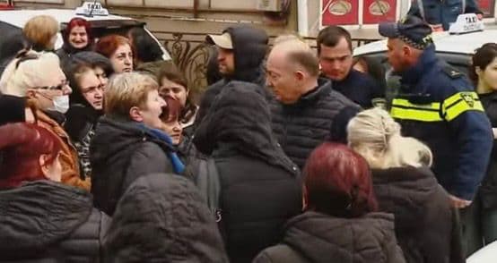 სადგურის მოედანთან, მიწისქვეშა ბაზრობაზე დასაქმებულები აქციას მართავენ