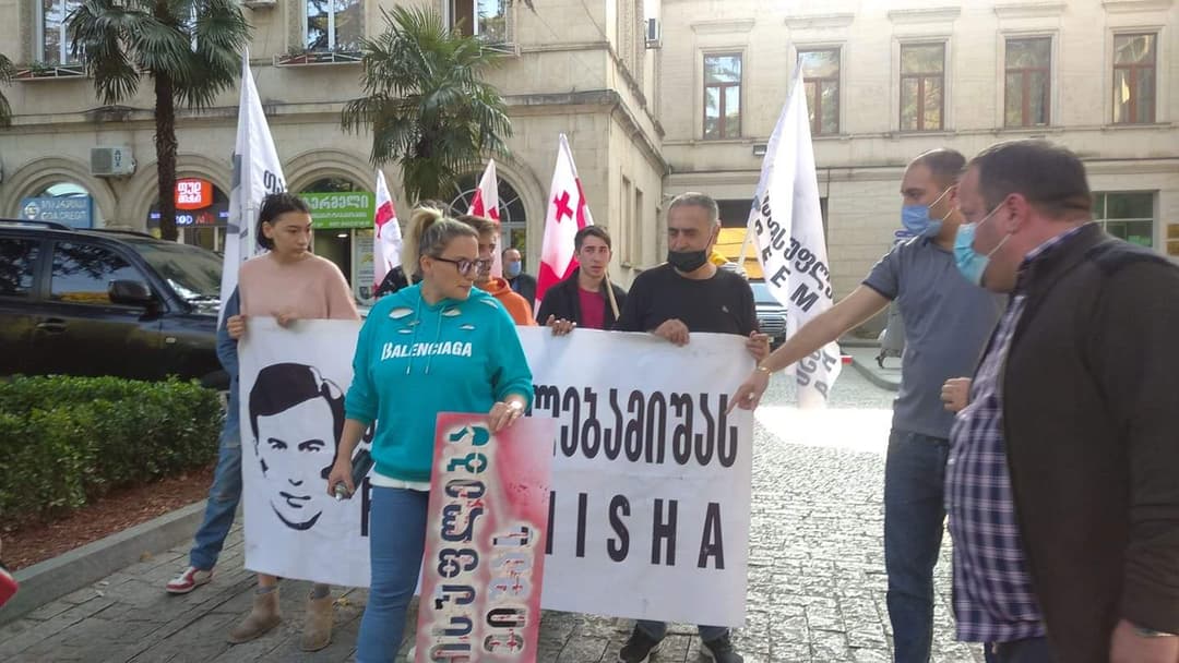 ქუთაისის მერიასთან რამდენიმე აქტივისტი დააკავეს