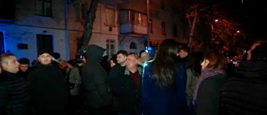 “ნაციონალური მოძრაობის” წევრები ირაკლი ღარიბაშვილის სახლთან აქციას მართავენ