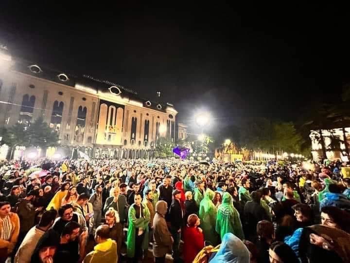 “რუსული თვითმფრინავი ევროკავშირში არ ჯდება” – პარლამენტთან საპროტესტო აქცია მიმდინარეობს