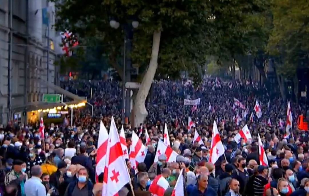 თავისუფლების მოედანზე მიხეილ სააკაშვილის გათავისუფლების მოთხოვნით აქცია მიმდინარეობს