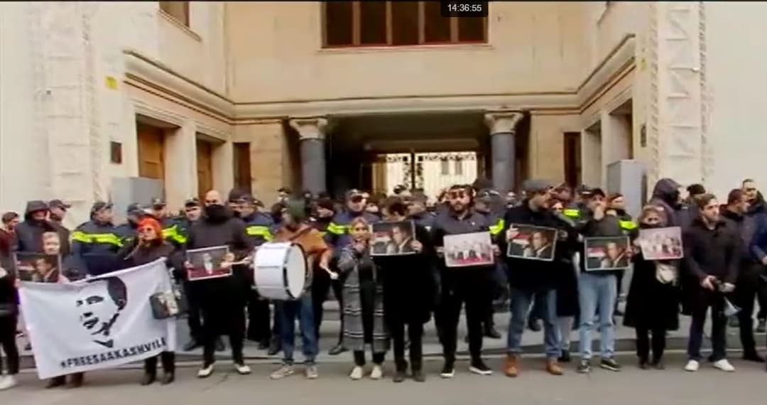 რატი ბრეგაძის გამოსვლის პარალელურად პარლამენტთან საპროტესტო აქცია იმართება