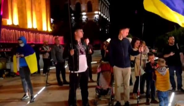 პარლამენტის წინ უკრაინის სოლიდარობის მიზნით მოქალაქეები იკრიბებიან