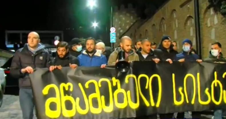მოქალაქეები შშმ პირის მიმართ პოლიციელის ძალადობის ფაქტს აპროტესტებენ