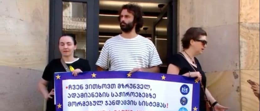 სხვადასხვა მძიმე დიაგნოზის მქონე პაციენტები და მათი ოჯახის წევრები მკურნალობისთვის საჭირო მედიკამენტებით უზრუნველყოფას ითხოვენ