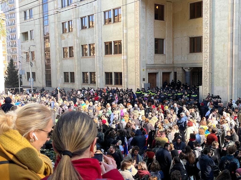პარლამენტთან საპროტესტო აქცია მიმდინარეობს
