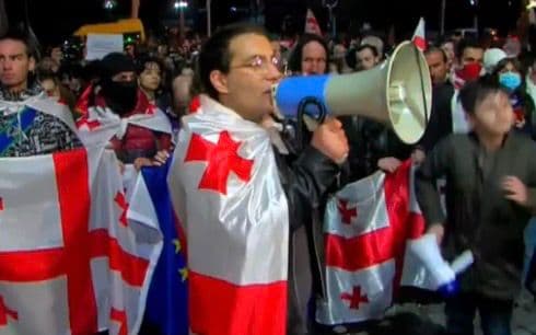 აქციის მონაწილეები მსვლელობით “ქართული ოცნების” ოფისთან მივიდნენ