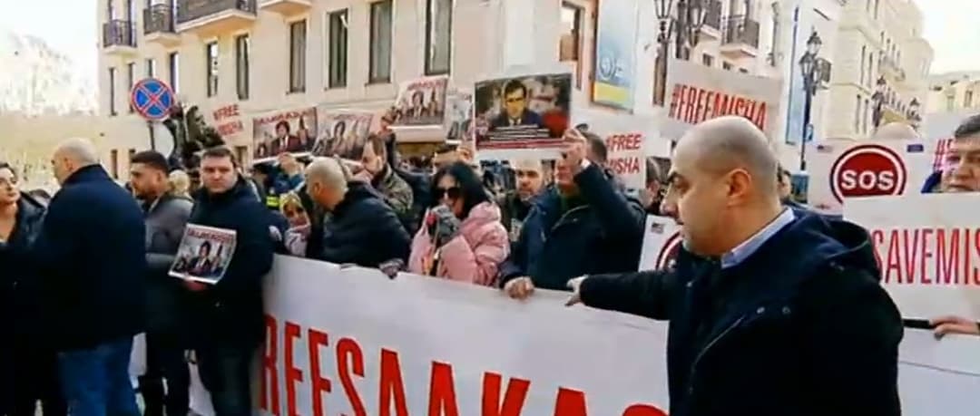 “ქართული ოცნების” ცენტრალურ ოფისთან საპროტესტო აქცია იმართება