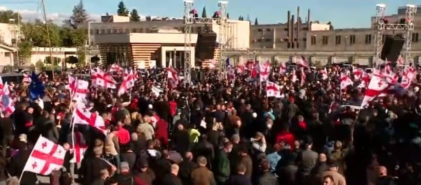 რუსთავის მე-12 პენიტენციურ დაწესებულებასთან მიხეილ სააკაშვილის მხარდამჭერი აქცია იმართება