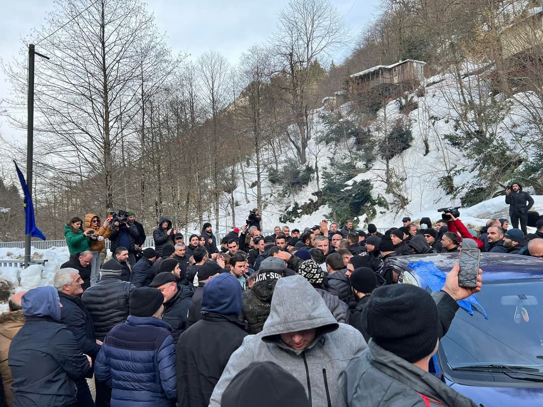 “საირმე მინერალ ვოთერსის” გაფიცულმა თანამშრომლებმა საირმე-აბასთუმნის გზა გადაკეტეს