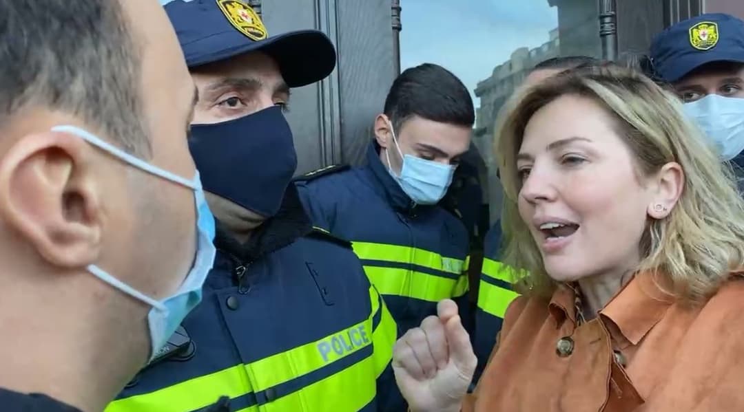 თბილისის საკრებულოსთან გაზრდილი ტარიფები გააპროტესტეს