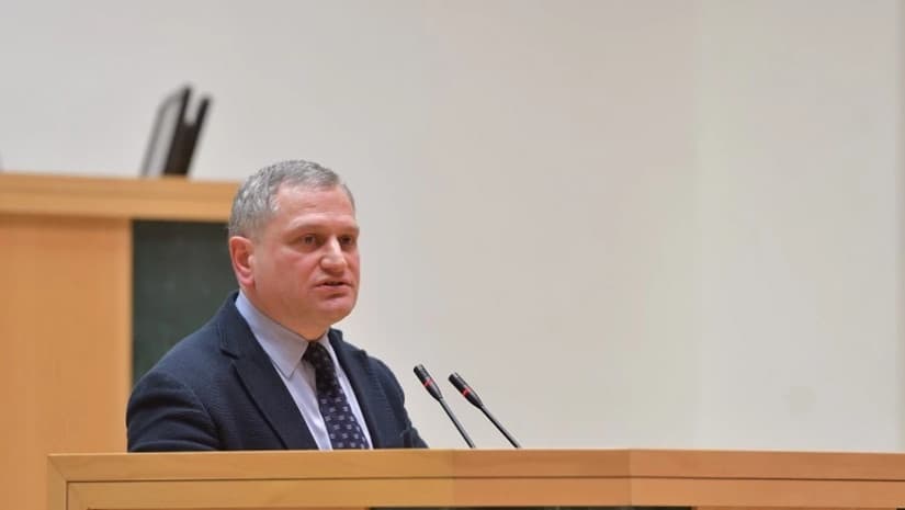 არმაზ ახვლედიანი – იმის ნაცვლად, რომ ივანიშვილი საკუთარ ამომრჩეველს ბოდიშს უხდიდეს, მორიგ კორიანტელის დიდ ტყუილში გახვევს საზოგადოებას