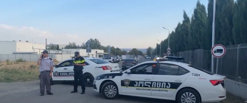 თბილისში, აშშ-ის საელჩოსთან გამნაღმველები მუშაობენ