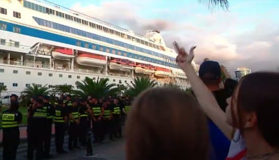 “ასტორია გრანდემ” ბათუმის პორტი შეძახილების და პროტესტის ფონზე დატოვა