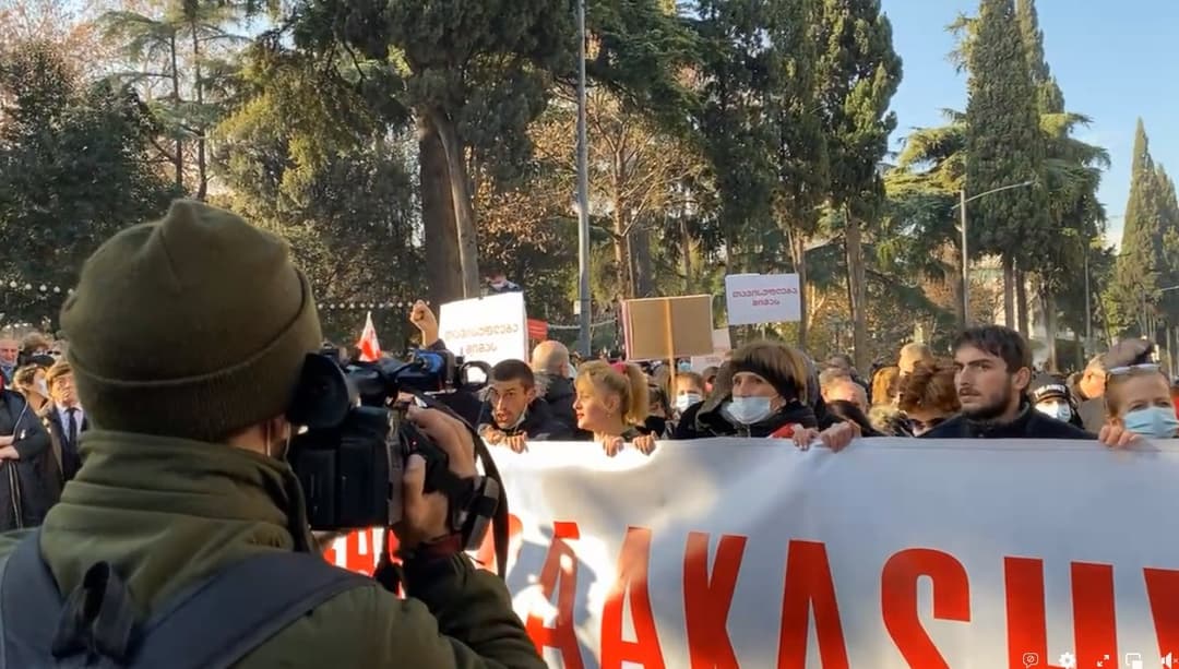 მიხეილ სააკაშვილის გათავისუფლების მოთხოვნით პრეზიდენტის ადმინისტრაციასთან აქცია იმართება