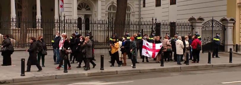 პრეზიდენტის სასახლესთან მიხეილ სააკაშვილის მხარდამჭერი აქცია გაიმართა