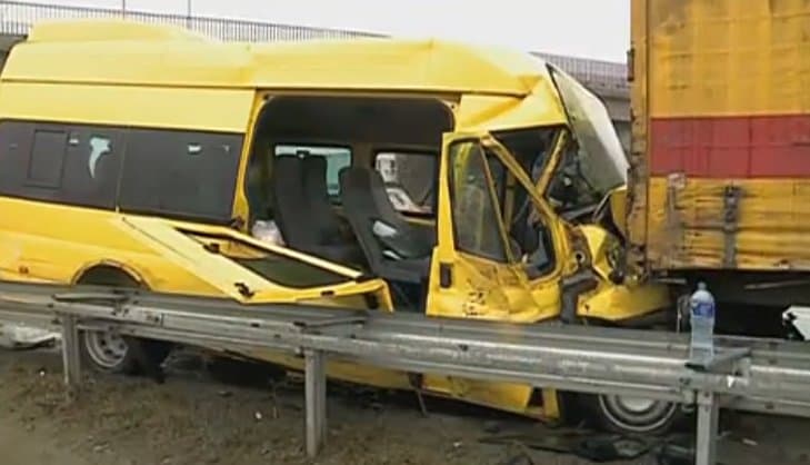 One killed, four injured as minibus collides truck in central Georgia