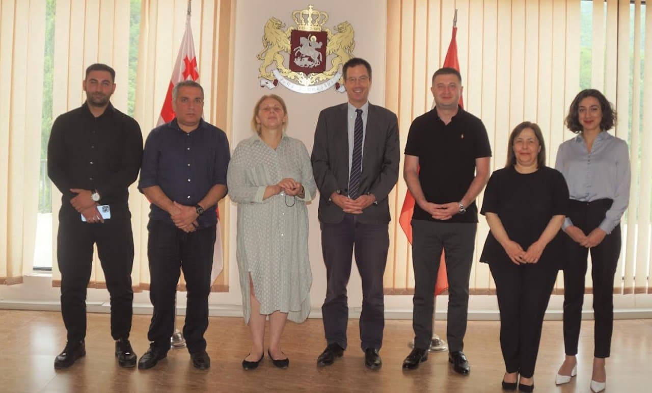 Frontnews image description