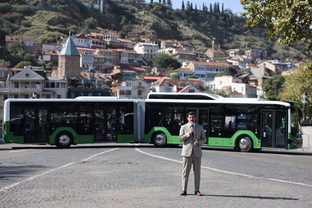 თბილისში 18-მეტრიანი ავტობუსების ახალი ნაკადი შემოვიდა