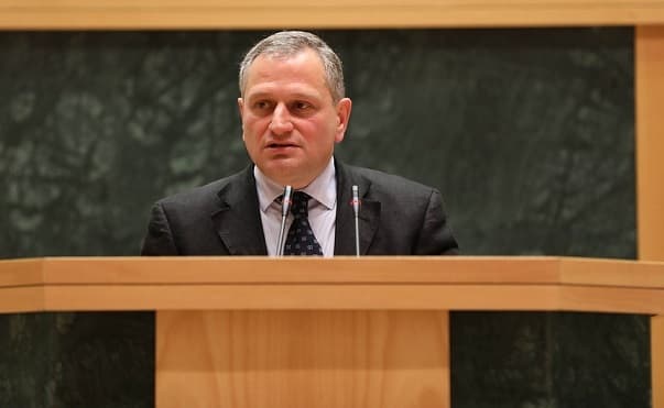 არმაზ ახვლედიანი ირაკლი ღარიბაშვილს – მიგაჩნიათ, რომ ყველა დამნაშავეა თქვენს გარდა, ამას ჰქვია არაადეკვატურობა