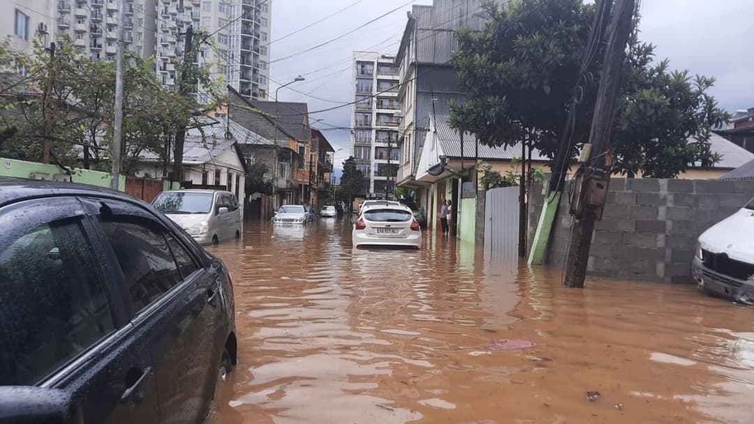 წვიმის შედეგად ბათუმში რამდენიმე ქუჩა დაიტბორა