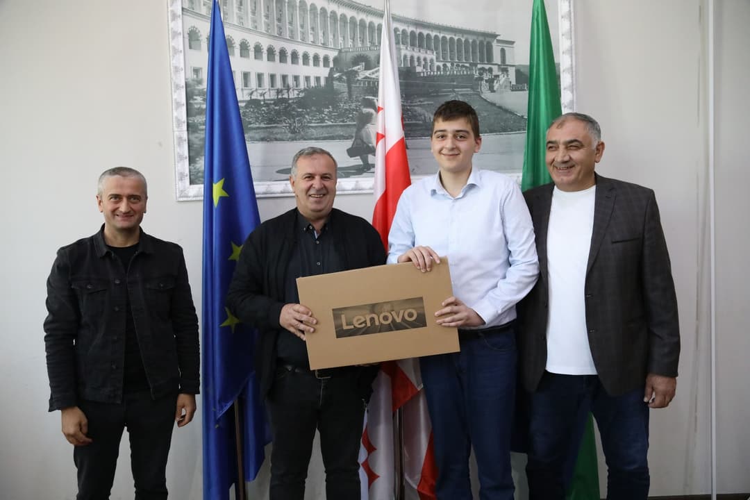 წყალტუბოს მუნიციპალიტეტის სკოლების მეათე კლასელები, რომლებმაც საბაზო საფეხური წარმატებით დაამთავრეს, პერსონალური კომპიუტერებით დაჯილდოვდნენ
