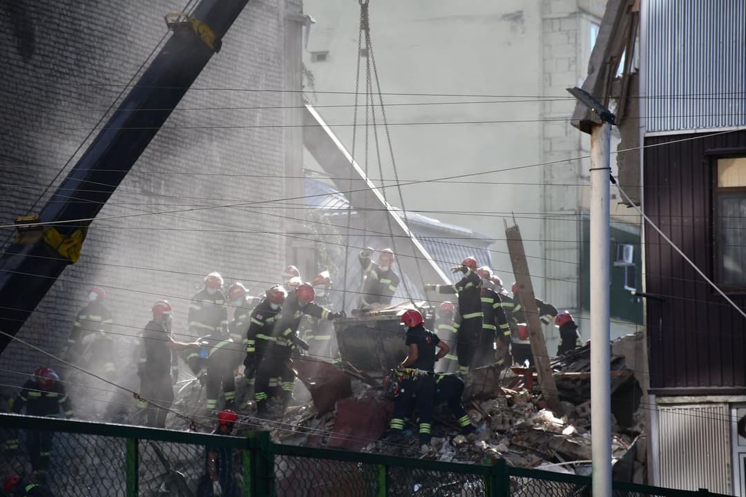 ნანგრევებიდან მაშველებმა გარდაცვლილი ქალი ამოიყვანეს