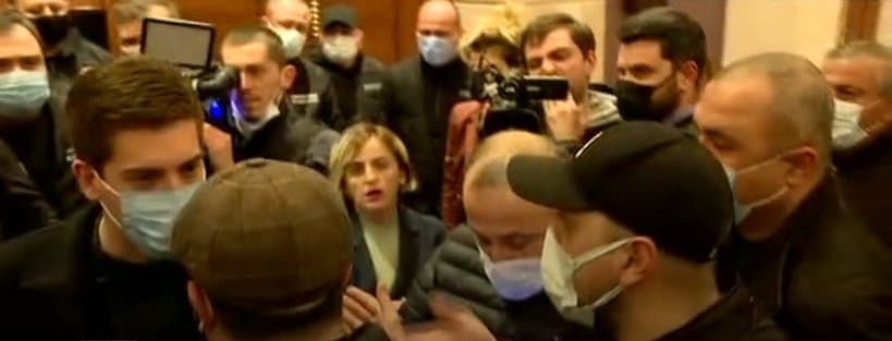 ბათუმში, სასტუმრო “ჰილტონში”, სადაც ირაკლი კობახიძე შეხვედრას მართავს, დაძაბული ვითარებაა