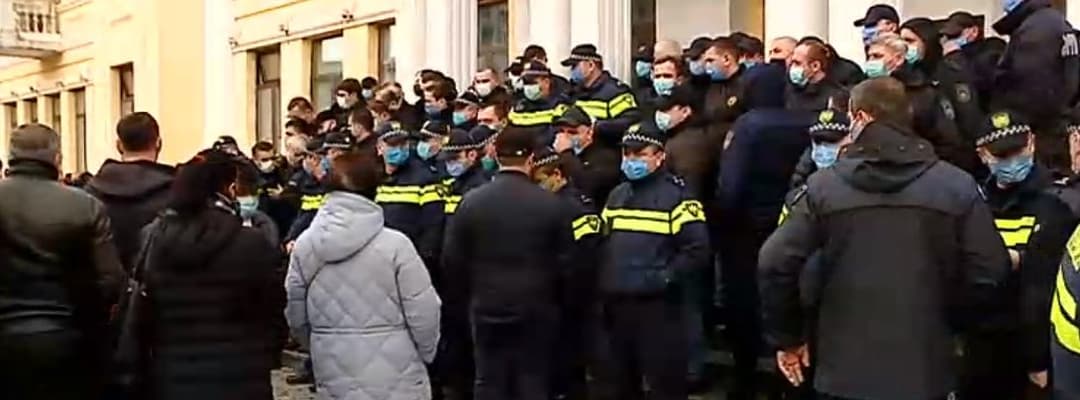 ბათუმის საკრებულოში მძაფრი სუნის სითხის დაღვრის გამო სხდომა დროებით შეჩერდა