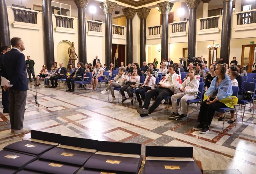 პარლამენტმა საქართველოში სტუმრად მყოფ უკრაინელ ბავშვებს უმასპინძლა