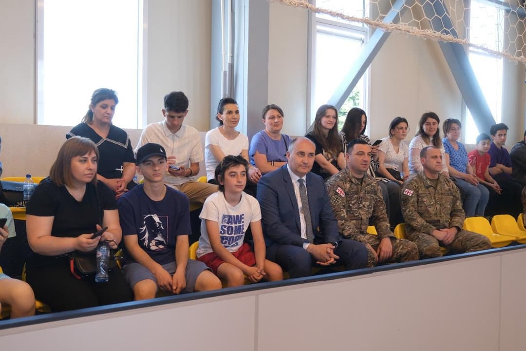 დაღუპული გმირების შვილებს ბავშვთა დაცვის დღე თავდაცვის მინისტრმა მიულოცა