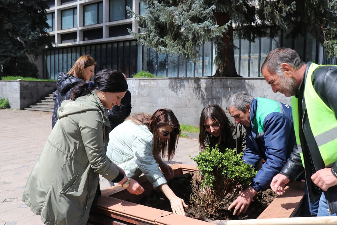 ბორჯომში, N1 საჯარო სკოლის ახლადრეაბილიტირებულ სკვერში არსებულ თარგებში ხე-მცენარეები დარგეს