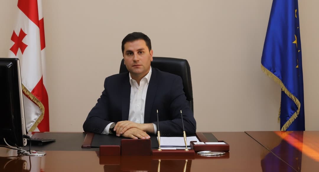 ბესიკ ამირანაშვილი ახალგაზრდებს ბოლო ზარს ულოცავს