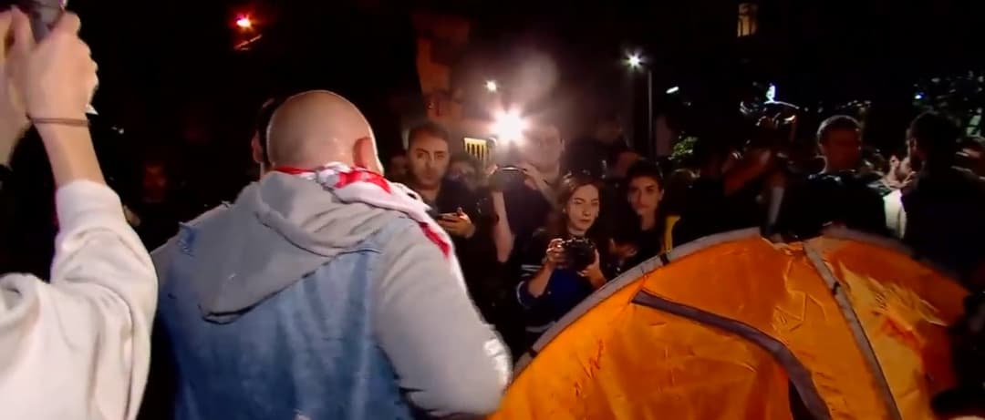 ბექა გრიგორიადისმა პარლამენტთან კარავი გაშალა