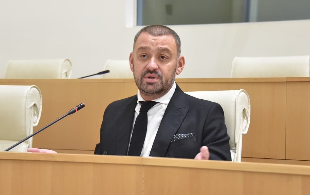 ბექა ოდიშარია – გამოძიების დასრულებამდე ჩვენ არ გვყავს ქალაქის მერი გადასაყენებელი, მართლა კარიკატურა პოლიტიკოსების გამო