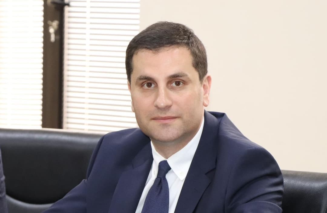 ბესიკ ამირანაშვილი – გილოცავთ სკოლის დამთავრებას, წინ დიდი გზა გაქვთ და თითოეულ თქვენგანს გისურვებთ წარმატებულ, ბედნიერ და ლაღ სტუდენტობას