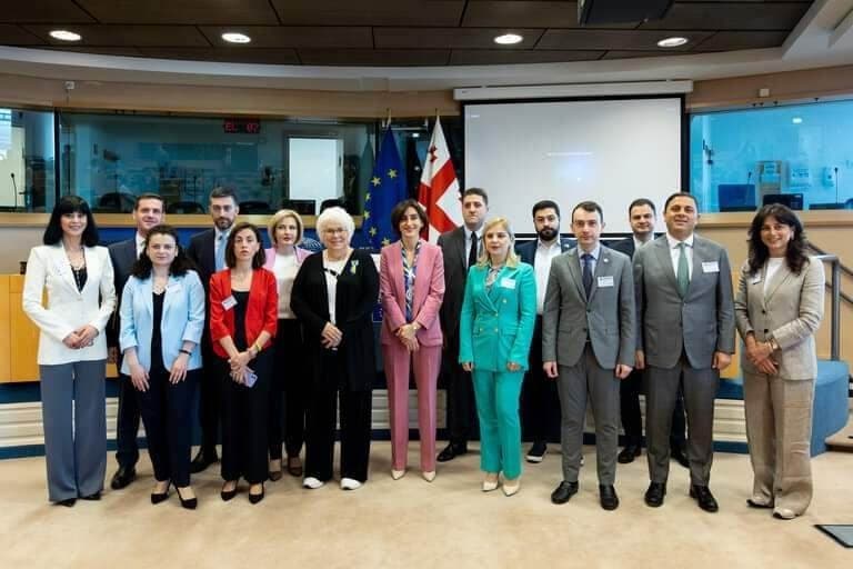 Frontnews image description