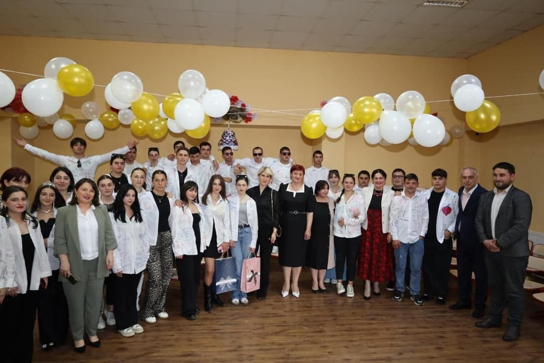 საჯარო სკოლებში მეთორმეტე კლასელებისთვის “ბოლო ზარი” დაირეკა