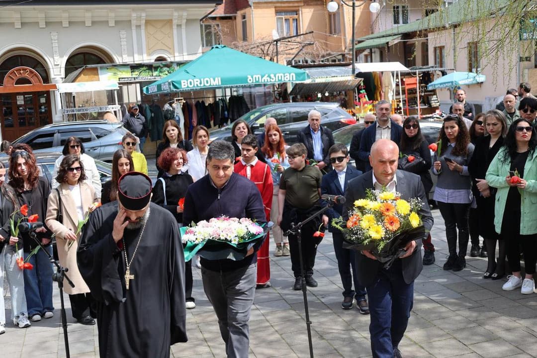 ბორჯომის მერმა და ადგილობრივი თვითმმართველობის წარმომადგენლებმა 9 აპრილს დაღუპულთა ხსოვნას პატივი მიაგეს