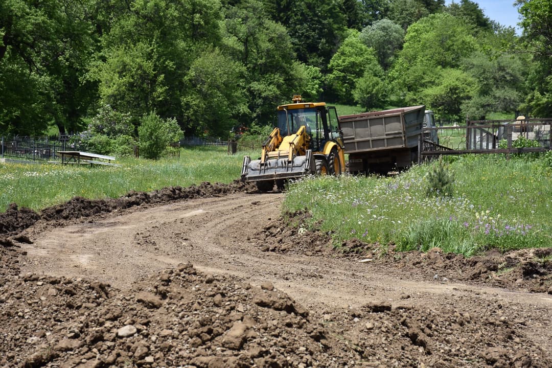დაბა ბაკურიანში შიდა საუბნო გზის სარეაბილიტაციო სამუშაოები მიმდინარეობს