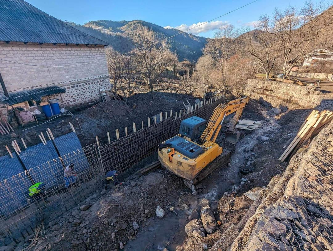 ბორჯომის მუნიციპალიტეტის სოფელ საკირეში 57-მეტრიანი საყრდენი კედლის მოწყობა მიმდინარეობს