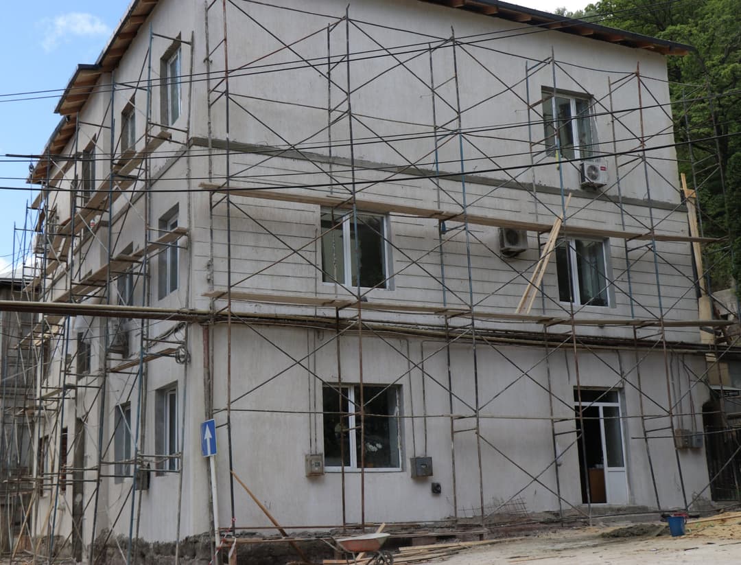 ბორჯომის საბავშვო ბიბლიოთეკის შენობის სარეაბილიტაციო სამუშაოები მიმდინარეობს