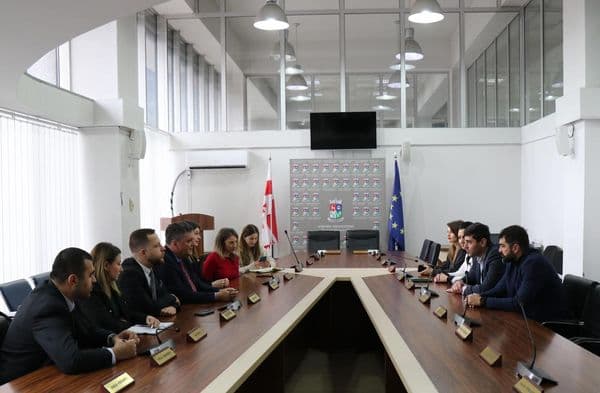 ბორჯომის მუნიციპალიტეტის მერის და საკრებულოს თავმჯდომარის მოადგილეები რუმინეთის ელჩს შეხვდნენ
