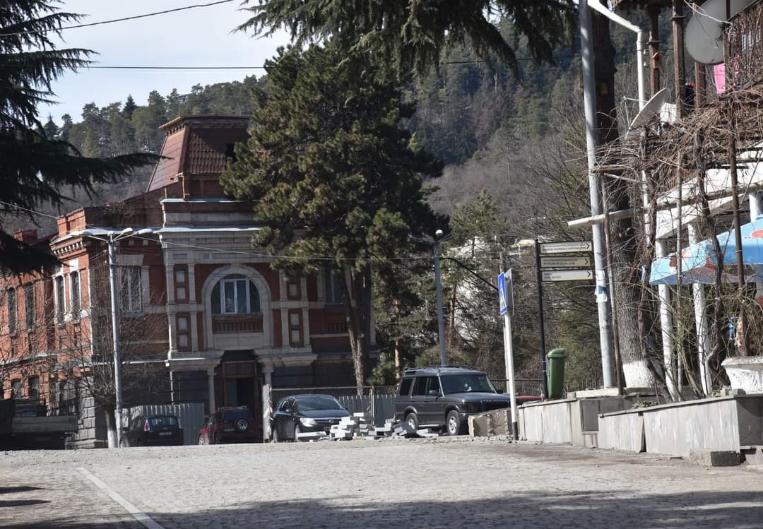 ბორჯომში, კოსტავას სახელობის მოედნისა და პატარა პარკის სარეაბილიტაციო სამუშაოები უახლოეს დღეებში განახლდება