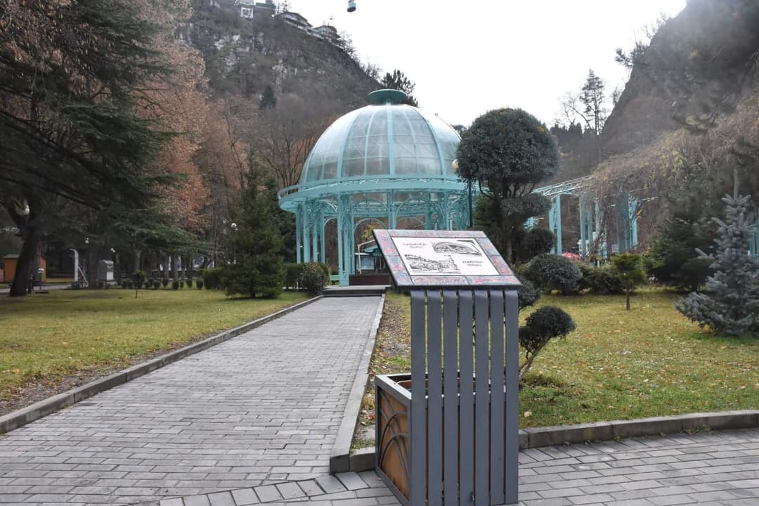 ბორჯომში, შვიდ ღირსშესანიშნავ ადგილზე, საყვავილე საინფორმაციო დაფები დამონტაჟდა