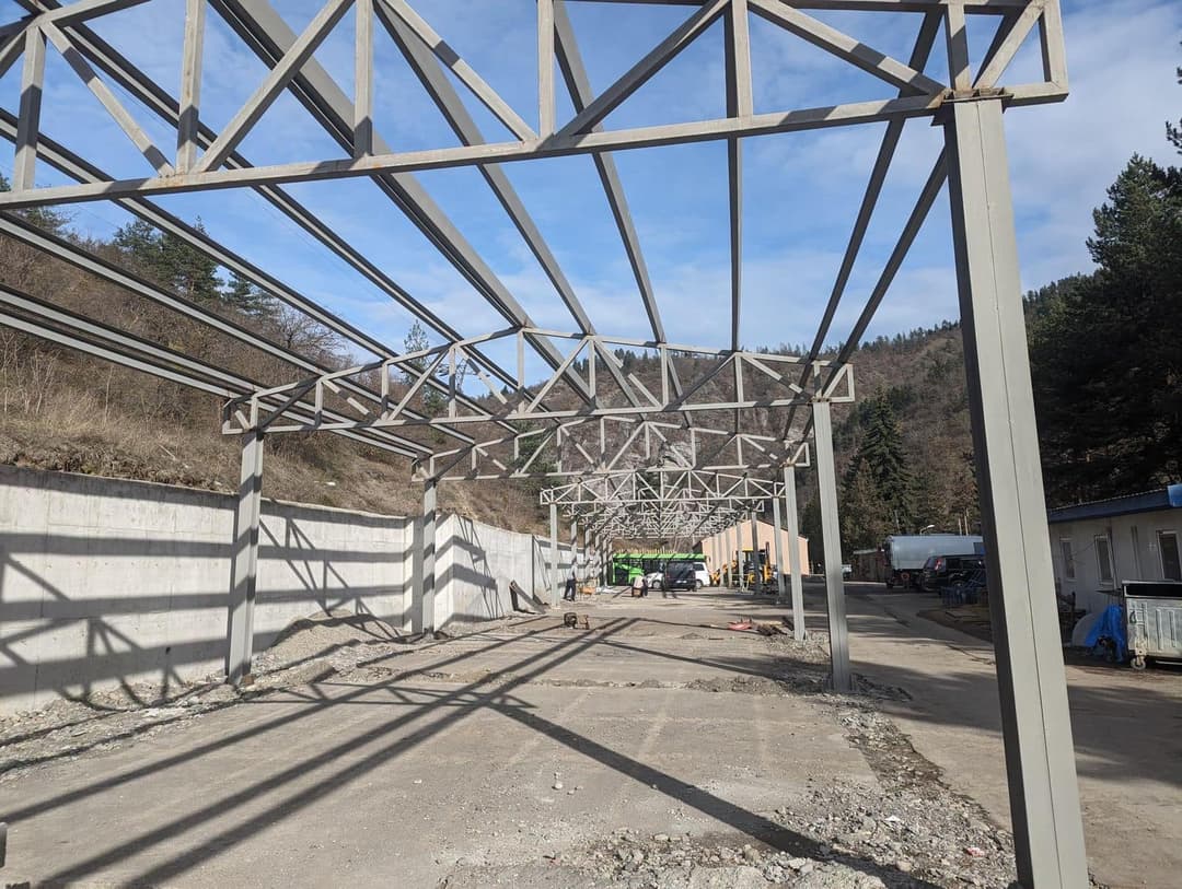 ბორჯომში, მესხეთის ქუჩაზე არსებული ავტობაზის ტერიტორიაზე მდებარე შენობისა და ტერიტორიის რეაბილიტაცია მიმდინარეობს