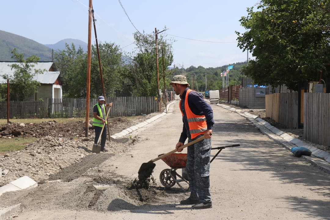 საკურორტო სოფელ ტბაზე და სადგერში შიდა საუბნო გზების რეაბილიტაცია მიმდინარეობს