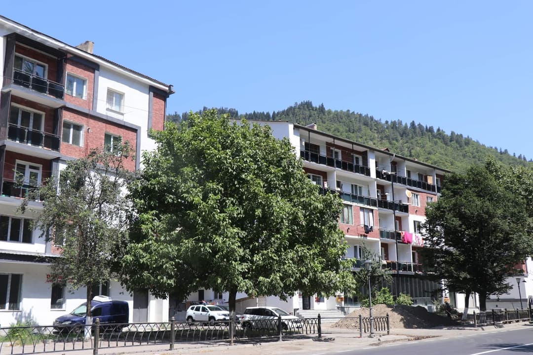 ბორჯომში, რუსთაველის ქუჩის #51 დან #53 მიმდებარედ მრავალბინიანი საცხოვრებელი სახლების წინ სკვერის მოეწყობა დაიწყო