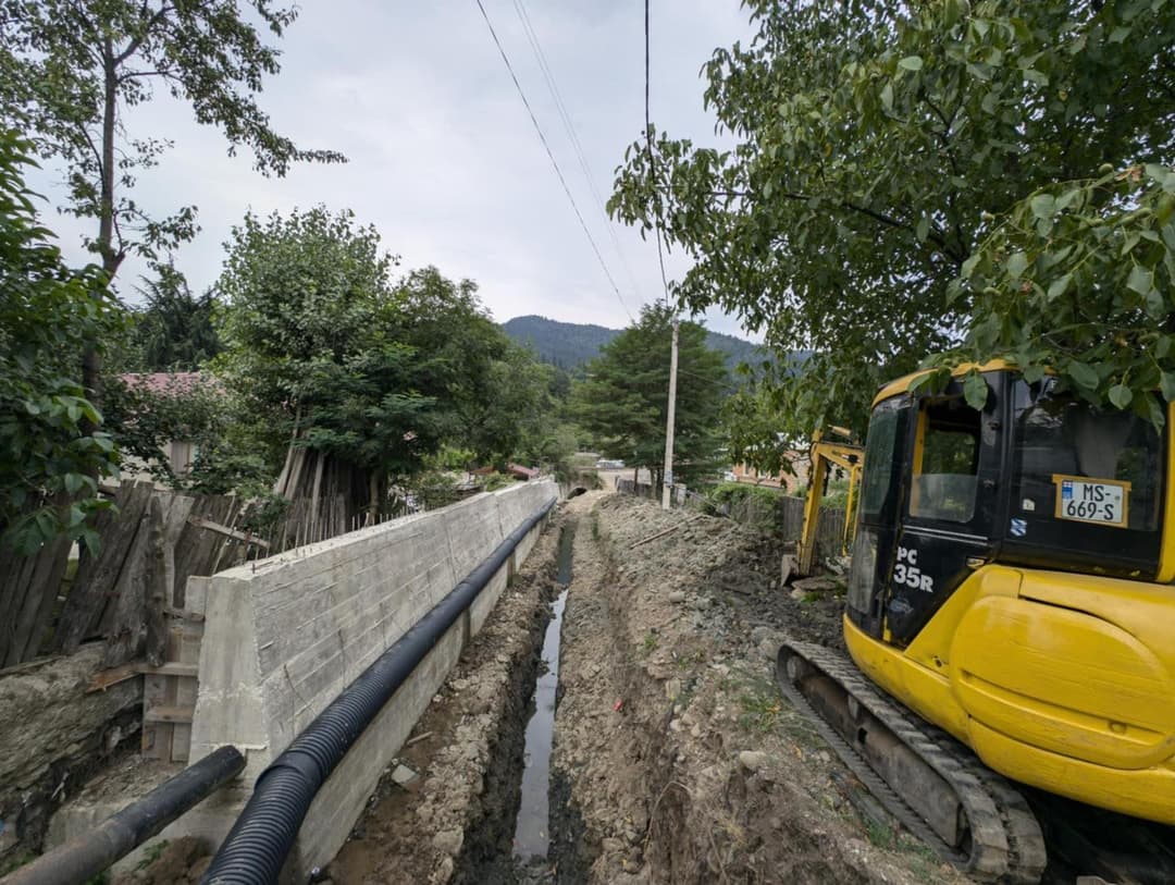 ბორჯომის მუნიციპალიტეტის სოფელ ყვიბისში, “კვახიანი ღელეზე” ნაპირდამცავი კედლის რეაბილიტაცია მიმდინარეობს